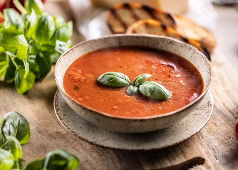 Krāsnī ceptu tomātu zupa