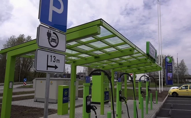 "Nestes" jaunākā elektroauto uzlādes stacija izbūvēta Purvciemā.