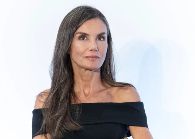 "Маленькое черное платье" по-королевски: стильный выход Летиции в Каире