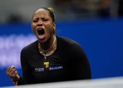 Amerikāņu tenisiste Teilore Taunsenda pāršāvusi pār strīpu.