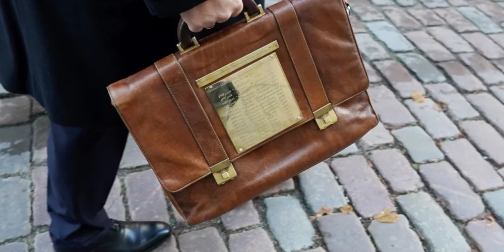 Декларация о планируемой деятельности Кабинета министров под руководством Эвики Силини была подписана 15 сентября 2023 года, и в её 40-м пункте указано: «Мы будем проводить такую фискальную политику, которая в долгосрочной перспективе будет поддерживать государственный долг в среднем на уровне 40 % от ВВП».