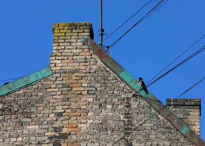 Жителей Латвии предупредили о важной процедуре, которую им надо сделать со своими домами до зимы