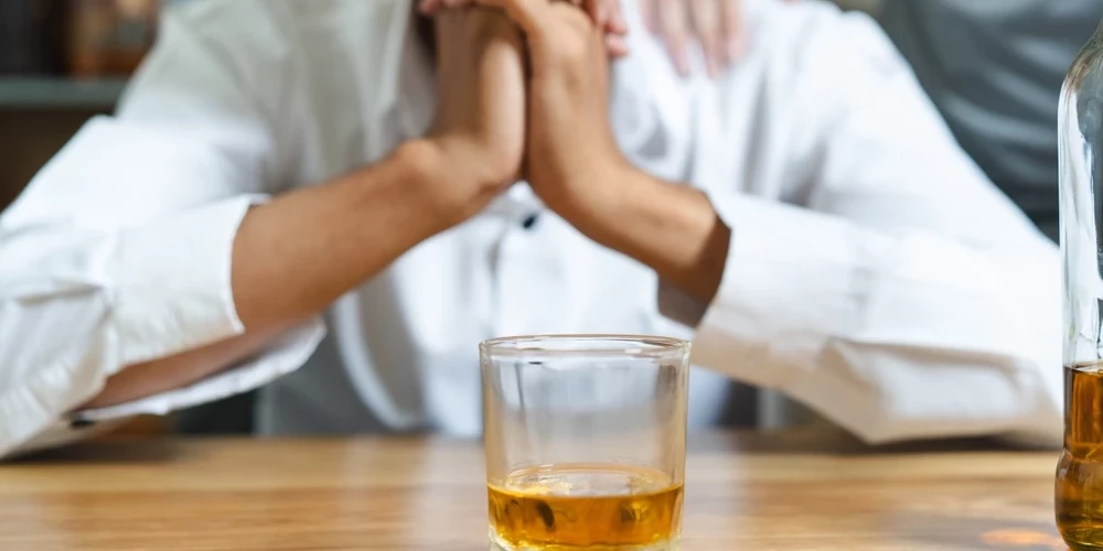 Большинство латвийцев не верят, что новые ограничения сократят потребление алкоголя.