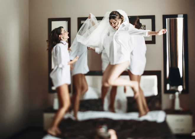 "Мне неловко и как-то унизительно": подружка невесты в шоке - ей придется провести две ночи с незнакомой парой