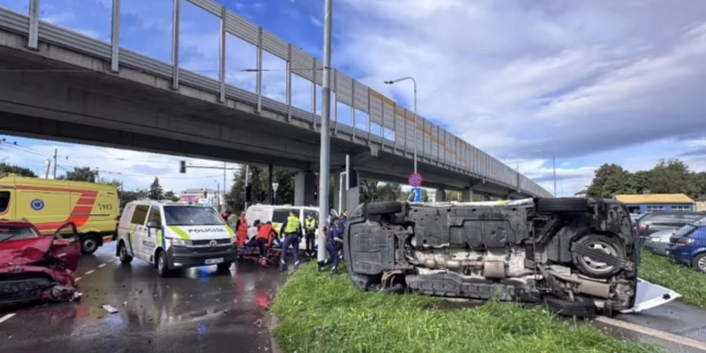 Rīgā satiksmes negadījumā apgāzies policijas busiņš. 
