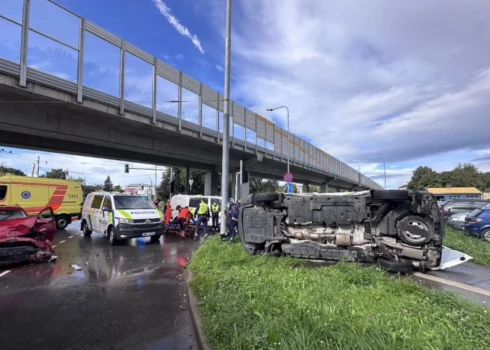 Rīgā satiksmes negadījumā apgāzies policijas busiņš. 