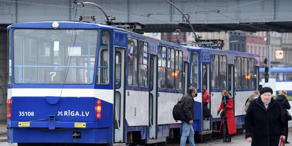 Rīgā nakts sabiedrisko transportu turpinās nodrošināt līdz oktobra beigām. 