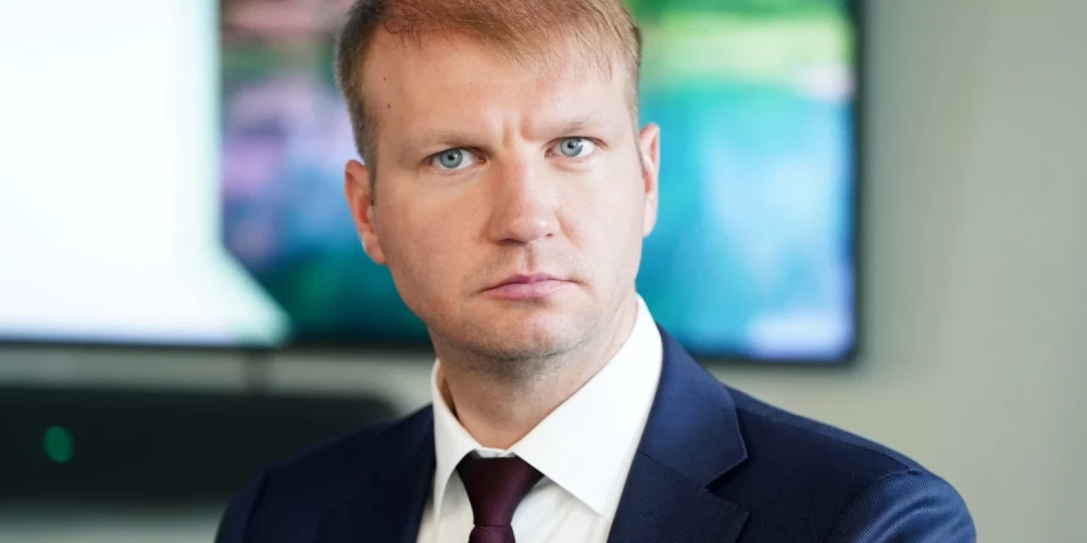 «Легко популистски демонстрировать кажущуюся твёрдую позицию — якобы защищаем страну от чрезмерных требований. Особенно легко это делать, когда за последствия должен отвечать кто-то другой. Хочу отметить — «тот самый кто-то другой» — это мы все», — утверждает министр Каспарс Мелнис.
