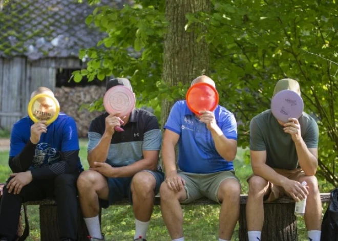 Disku golfa lietpratēji no Latvijas un Igaunijas pulcējušies Smiltenes novada čempionātā