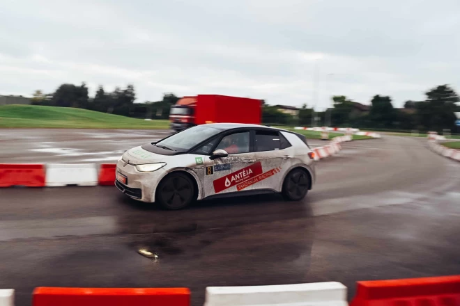Latvijas žurnālistu komanda 24 stundu sacensībās piedalījās ar stilīgo dzelteno "Renault 5". Žurnālistu konkurencē palikām uz goda pjedestāla otrā pakāpiena aiz lietuviešiem, bet kopvērtējumā mums ceturtā vieta.