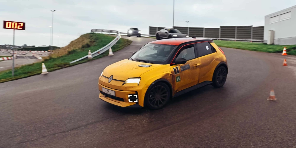 Latvijas žurnālistu komanda 24 stundu sacensībās piedalījās ar stilīgo dzelteno "Renault 5". Žurnālistu konkurencē palikām uz goda pjedestāla otrā pakāpiena aiz lietuviešiem, bet kopvērtējumā mums ceturtā vieta.