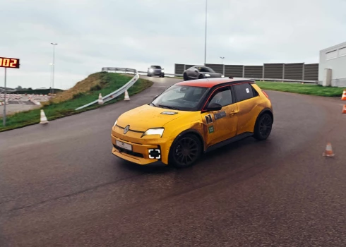 Latvijas žurnālistu komanda 24 stundu sacensībās piedalījās ar stilīgo dzelteno "Renault 5". Žurnālistu konkurencē palikām uz goda pjedestāla otrā pakāpiena aiz lietuviešiem, bet kopvērtējumā mums ceturtā vieta.