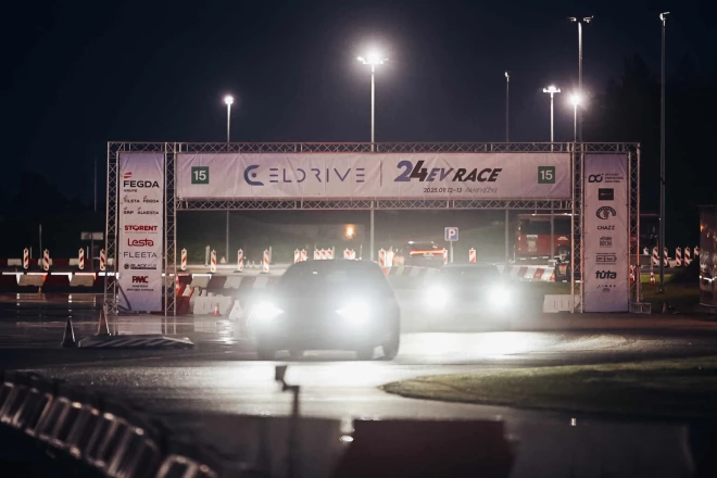 Latvijas žurnālistu komanda 24 stundu sacensībās piedalījās ar stilīgo dzelteno "Renault 5". Žurnālistu konkurencē palikām uz goda pjedestāla otrā pakāpiena aiz lietuviešiem, bet kopvērtējumā mums ceturtā vieta.