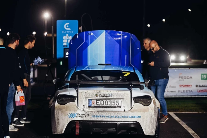 Latvijas žurnālistu komanda 24 stundu sacensībās piedalījās ar stilīgo dzelteno "Renault 5". Žurnālistu konkurencē palikām uz goda pjedestāla otrā pakāpiena aiz lietuviešiem, bet kopvērtējumā mums ceturtā vieta.