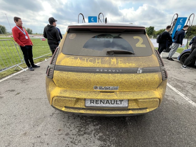 Latvijas žurnālistu komanda 24 stundu sacensībās piedalījās ar stilīgo dzelteno "Renault 5". Žurnālistu konkurencē palikām uz goda pjedestāla otrā pakāpiena aiz lietuviešiem, bet kopvērtējumā mums ceturtā vieta.
