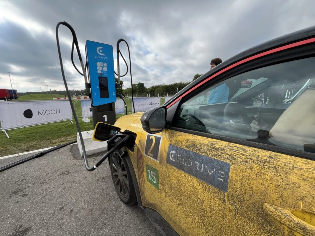 Latvijas žurnālistu komanda 24 stundu sacensībās piedalījās ar stilīgo dzelteno "Renault 5". Žurnālistu konkurencē palikām uz goda pjedestāla otrā pakāpiena aiz lietuviešiem, bet kopvērtējumā mums ceturtā vieta.