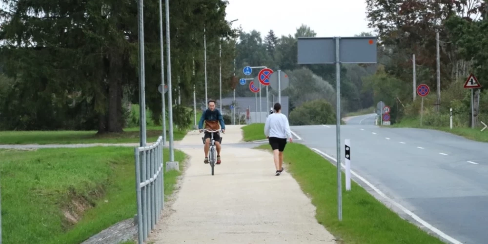 Pārbūvētais Pils ielas posms un jaunais gājēju celiņš (foto: Alūksnes novada pašvaldība)