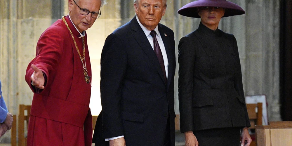 Vindzoras dekāns Kristofers Koksvorts sarunājas ar ASV prezidentu Donaldu Trampu un ASV pirmo lēdiju Melāniju Trampu.