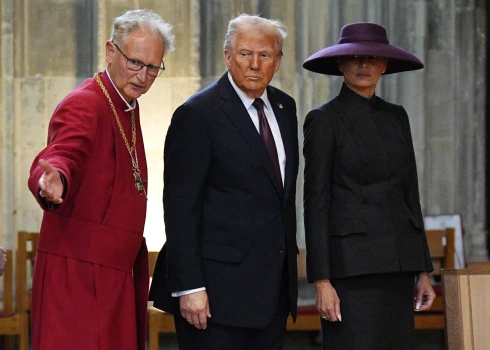 Vindzoras dekāns Kristofers Koksvorts sarunājas ar ASV prezidentu Donaldu Trampu un ASV pirmo lēdiju Melāniju Trampu.