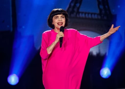 Leģendārā franču estrādes dīva Mireija Matjē nākamgad svinēs 80. dzimšanas dienu. Dziedātāja aizvien uzstājas un priecē savu publiku.