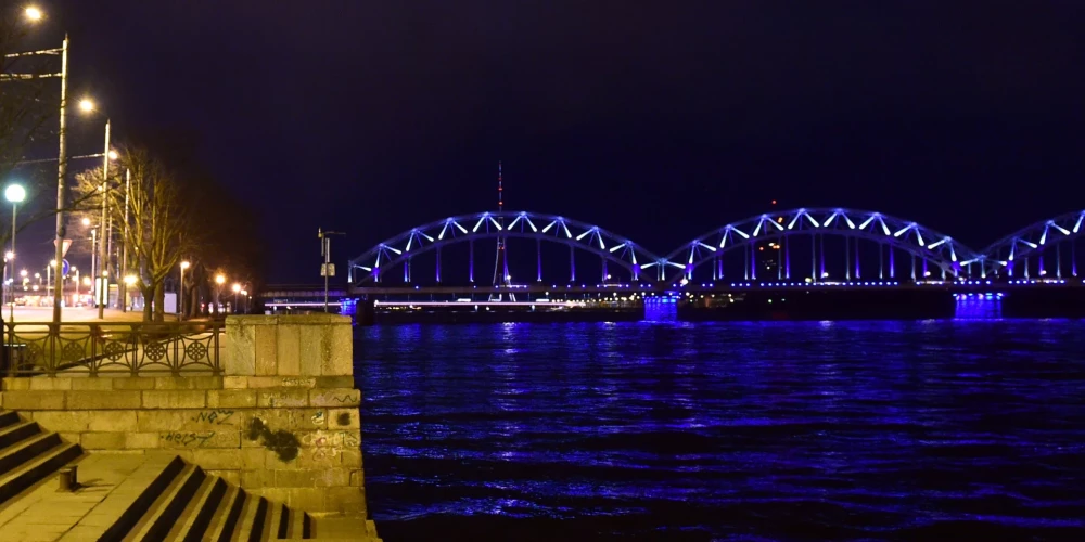 Рижане ностальгируют по временам, когда Железнодорожный мост был постоянно подсвечен.