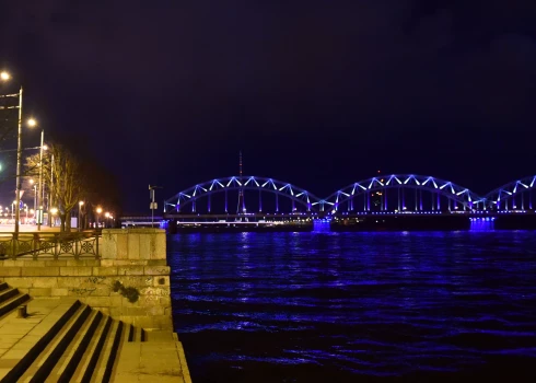 Рижане ностальгируют по временам, когда Железнодорожный мост был постоянно подсвечен.