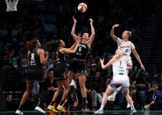 Kitija Laksa palīdz "Mercury" panākt izšķirošo spēli WNBA "play-off" pirmās kārtas sērijā