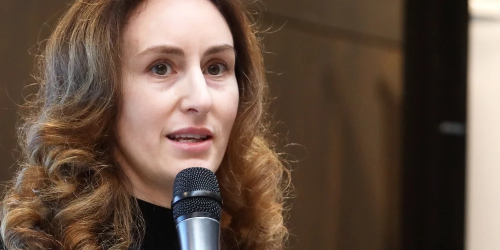 Karina Palkova dzimusi 1986. gada 16. februārī Jūrmalā, Meružana un Olgas Petrosjanu ģimenē. Viņa ieguvusi juridisko izglītību, absolvējot Latvijas Policijas akadēmiju, kur ieguva tiesību zinātņu bakalaura grādu un jurista kvalifikāciju. 