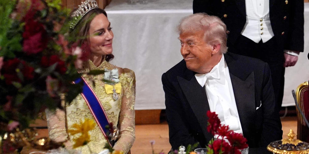 Donalds Tramps koķetē ar Keitu Midltoni.