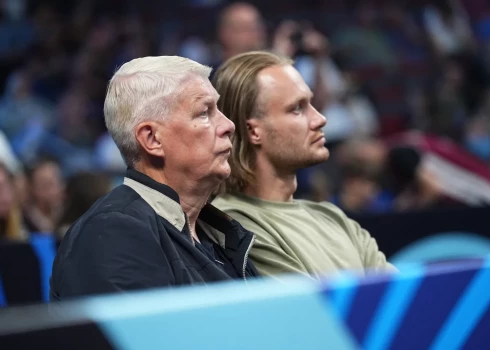 Бывший президент Валдис Затлерс и его младший сын Карлис лично наблюдали за матчем мужских сборных Латвии и Португалии по баскетболу.