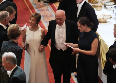 Ruperts Mērdoks ar Maskavā dzimušo sievu Jeļenu vakariņās Vindzoras pilī.