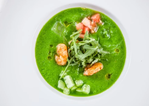 Zaļais gaspačo ar garnelēm un vīnogām