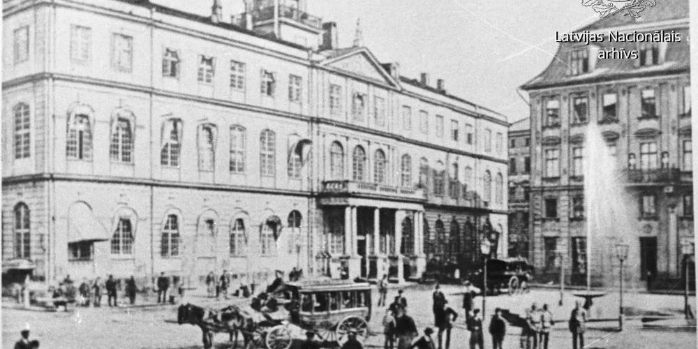 Zirgu omnibuss pie Rīgas Rātsnama 19. gadsimta otrajā pusē, kas kursēja no līdz Lielajam sūknim.