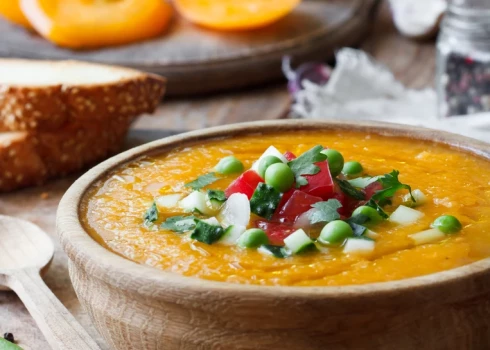 Dzeltenais gaspačo ar avokado