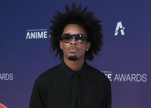 Dziedātājs un dziesmu autors D4vd.