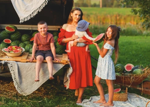 Arbūzu audzētāja Māra Ziemele ar bērniem.