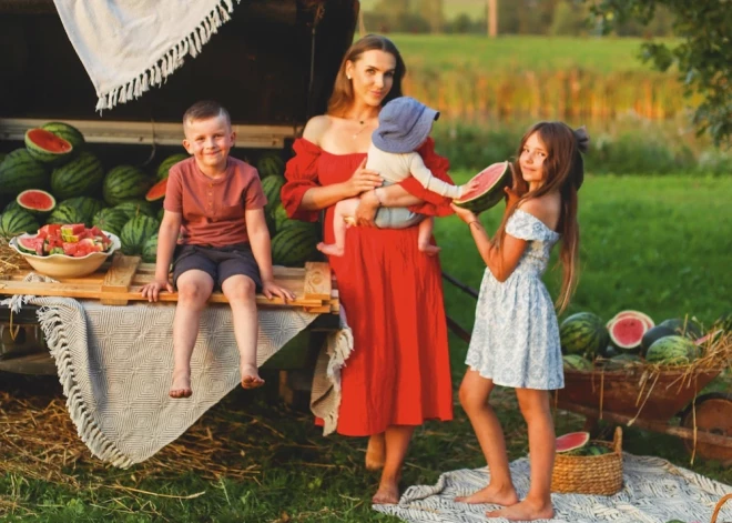 "Tie garšo visiem!" - ciemojamies pie Ziemeļu ģimenes, kuri audzē saldākos arbūzus Latgalē