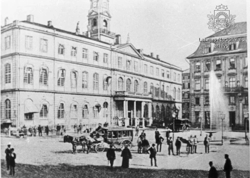 Zirgu omnibuss pie Rīgas Rātsnama 19. gadsimta otrajā pusē, kas kursēja no līdz Lielajam sūknim.