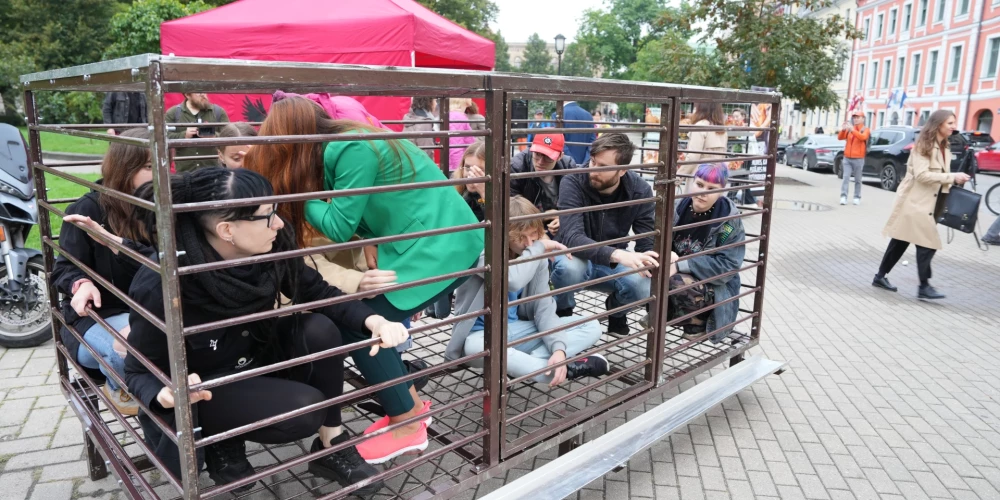 Цель акции — побудить законодателей запретить содержание кур-несушек в клетках в Латвии.