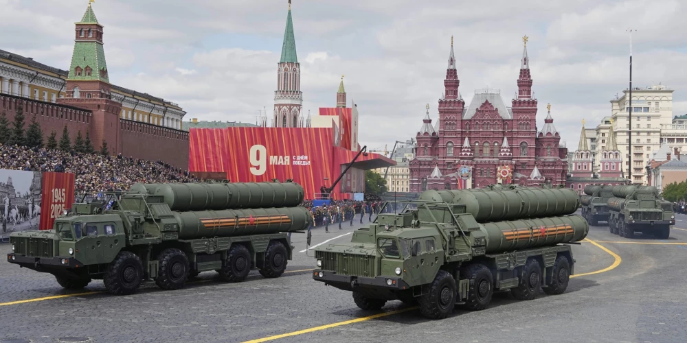 Krievu "S-400" pretgaisa aizsardzības sistēmas militārajā parādē Sarkanajā laukumā.
