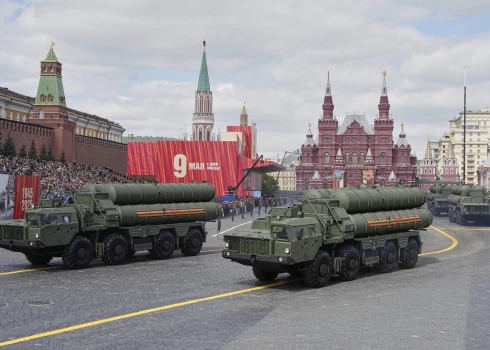 Krievu "S-400" pretgaisa aizsardzības sistēmas militārajā parādē Sarkanajā laukumā.