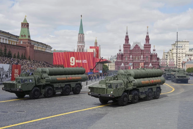 Krievu "S-400" pretgaisa aizsardzības sistēmas militārajā parādē Sarkanajā laukumā.