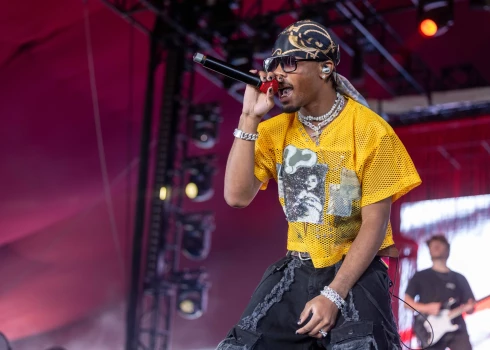 Gandrīz pirms diviem gadiem mūziķis D4vd sarakstīja romantisku dziesmu, kurā pieminēts viņa “Tesla” automašīnā atrastās mirušās meitenes vārds.