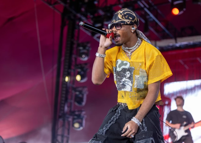 Negaidīts pavērsiens: mūziķa D4vd mīlas dziesmā izskan viņa Teslā atrastās mirušās meitenes vārds