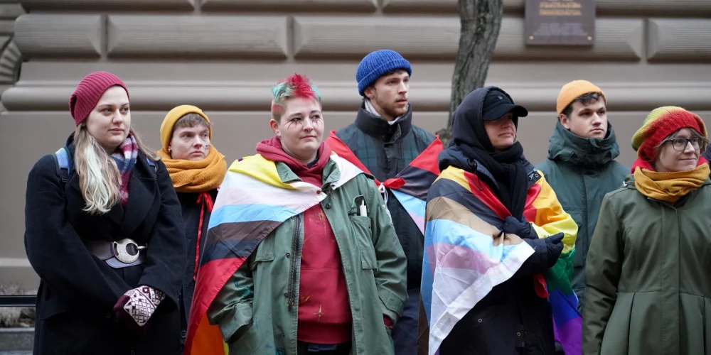 В Сейме рассматривают поправки ЛПМ об ограничении участия детей в ЛГБТ-мероприятиях.