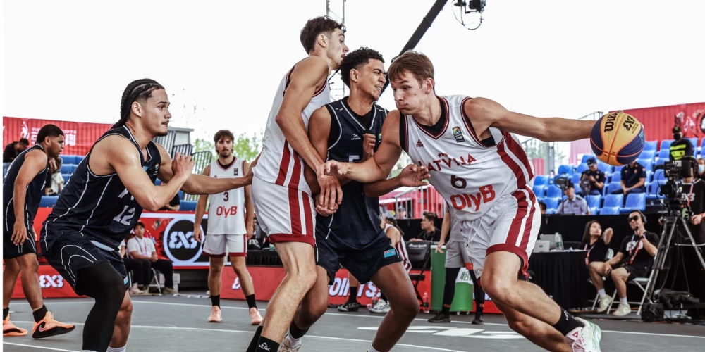 Latvijas U-23 3x3 basketbola izlases spēles brīdis Pasaules kausā.
