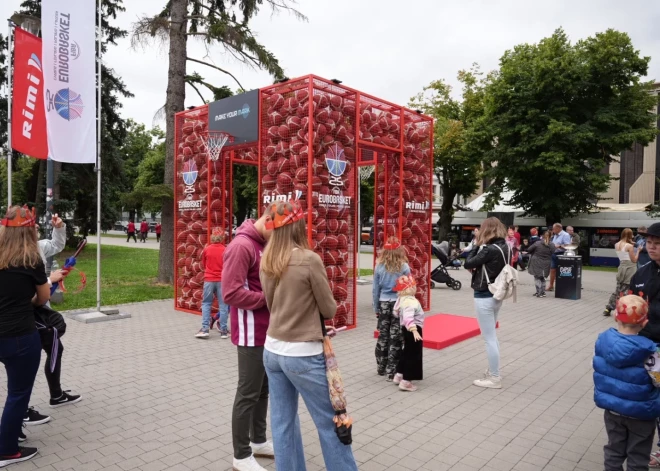 "EuroBasket 2025" veltītajā arkā iekļautās basketbola bumbas dāvinās skolām