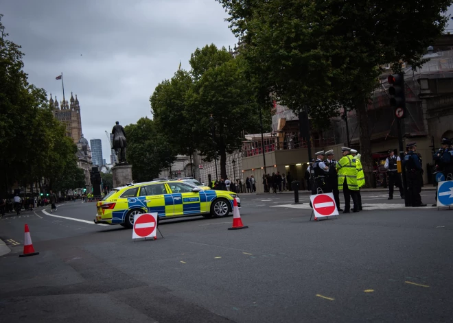 Lielbritānijā aizturēti trīs krievu spiegi: izlūkdienests pērn brīdināja, ka Kremlis mēģinās britu salās radīt haosu