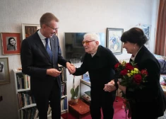 FOTO: Rinkēvičs sirsnīgi sveic vēsturnieku Marģeru Vestermani viņa 100 gadu jubilejā