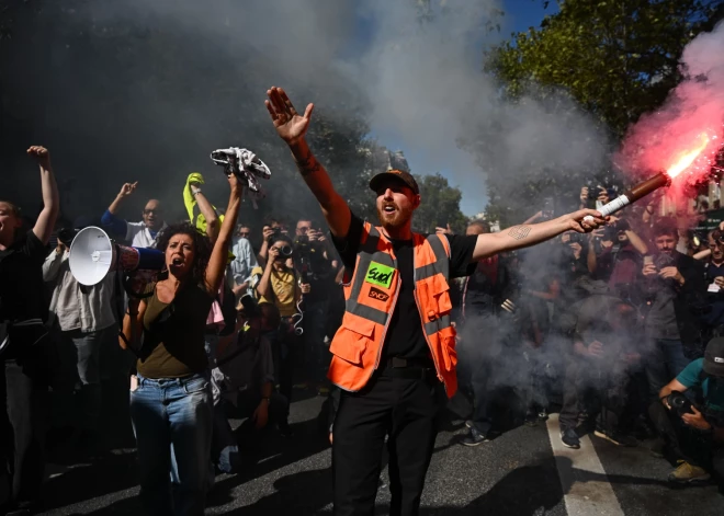 Franciju plosa vērienīgi protesti pret Makronu un valdību: bloķēta satiksme, nestrādā skolas